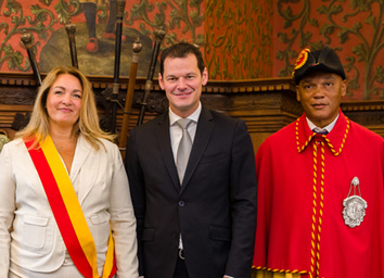 Mma Sabine Chassot Leiglon, adjointe au maire de Céligny, M. Pierre Maudet, président du Conseil d'Etat, et l'huissier du Conseil d'Etat. Photo Cellence