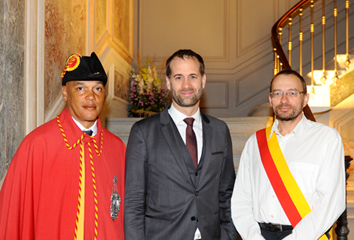 L'huissier du Conseil d'Etat, M. Antonio Hodgers et M. Rocardo Muñoz, adjoint au maire élu de Collex-Bossy. Photo M. Di Matteo