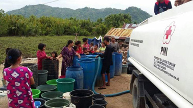 Copyright: Croix-Rouge indonésienne  Des rescapés du tsunami devant un camion-citerne de la Croix-Rouge indonésienne.