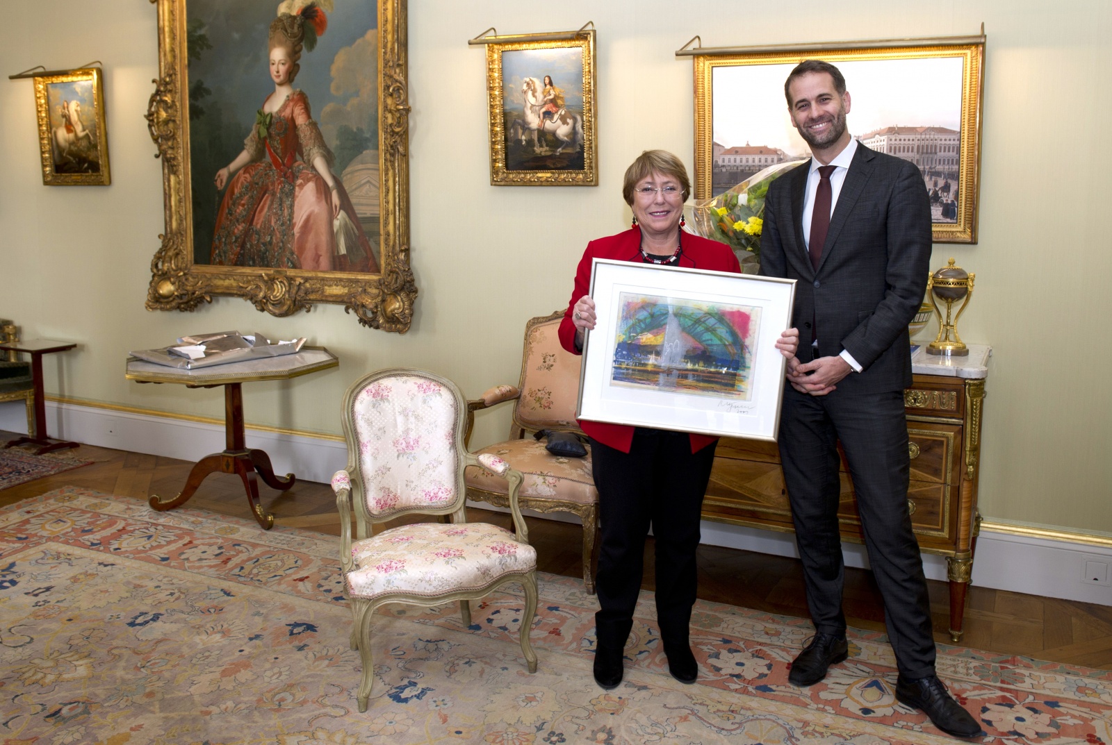 Madame MIchelle Bachelet reçoit un cadeau de la part de Monsieur Antonio Hodgers
