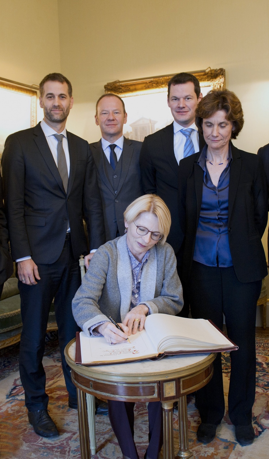 Signature du Livre d'Or par Madame Leu