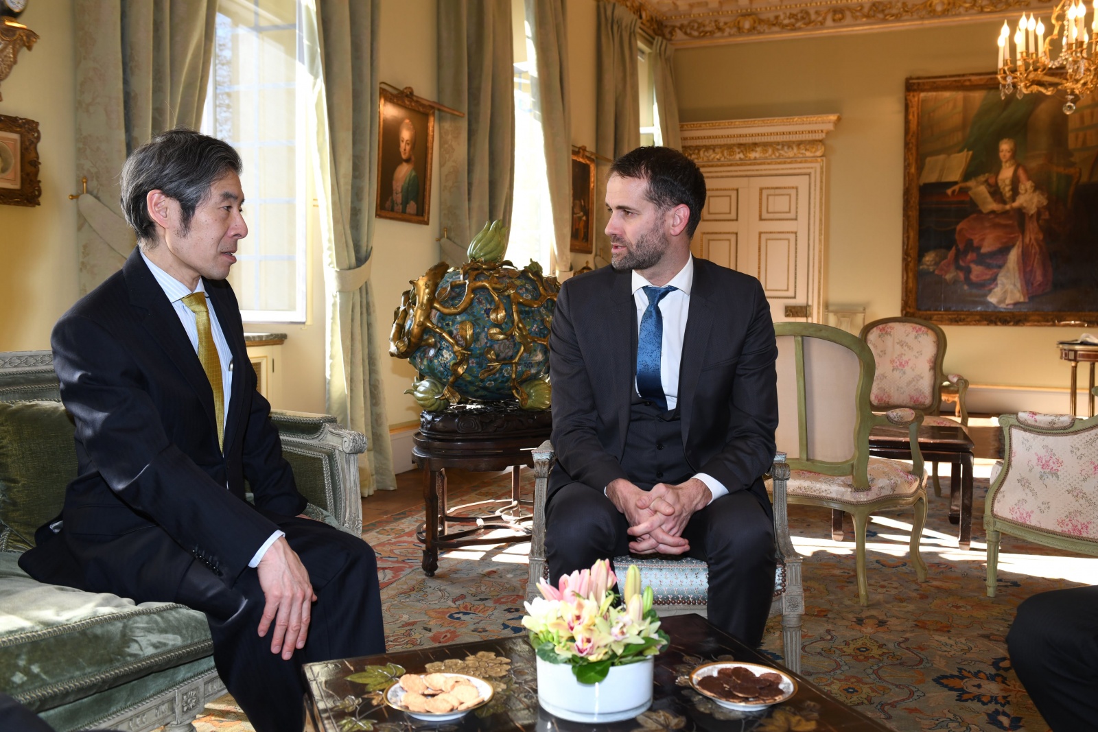 Monsieur Antonio Hodgers parle avec Monsieur l'Ambassadeur Ken Okaniwa