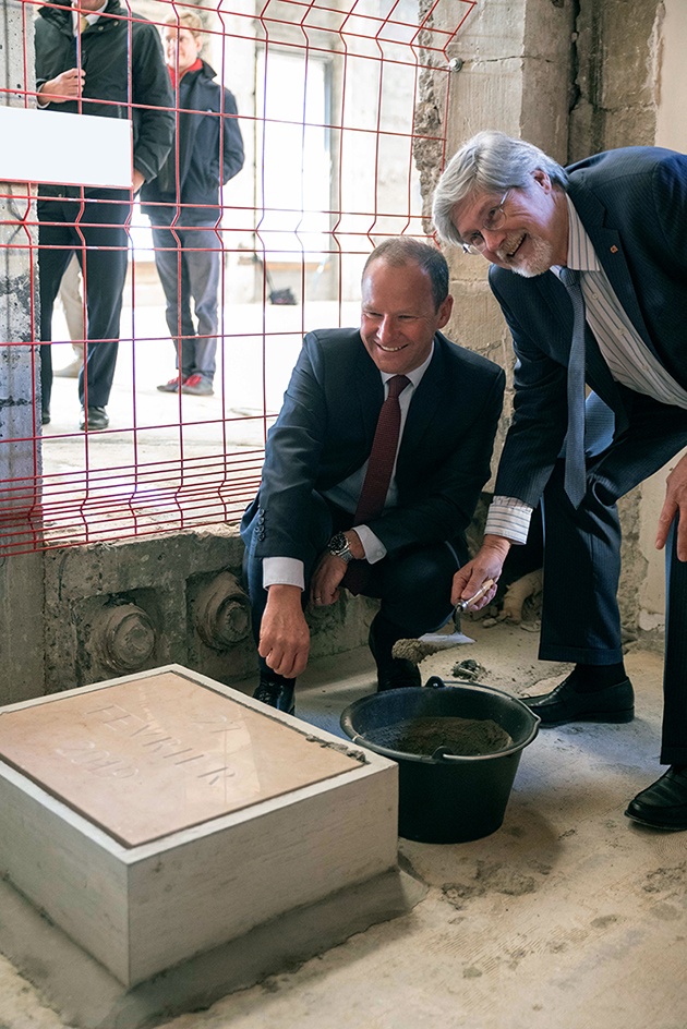 pose de la première pierre dans la salle du Grand Conseil