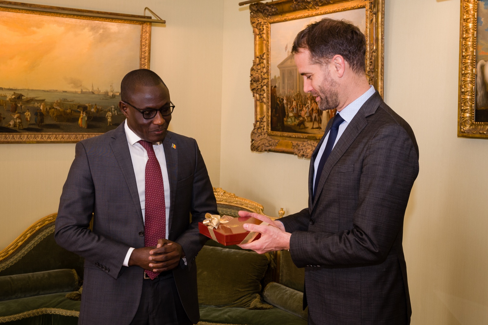 Monsieur Antonio Hodgers offre un cadeau à Visite de courtoisie de S.E. Monsieur l’Ambassadeur Ahmad MAKAILA