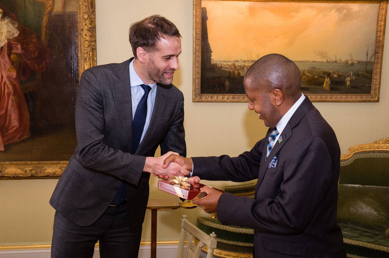 Monsieur Antonio Hodgers offre un cadeau à S.E. Monsieur l’Ambassadeur Penda P. NAANDA