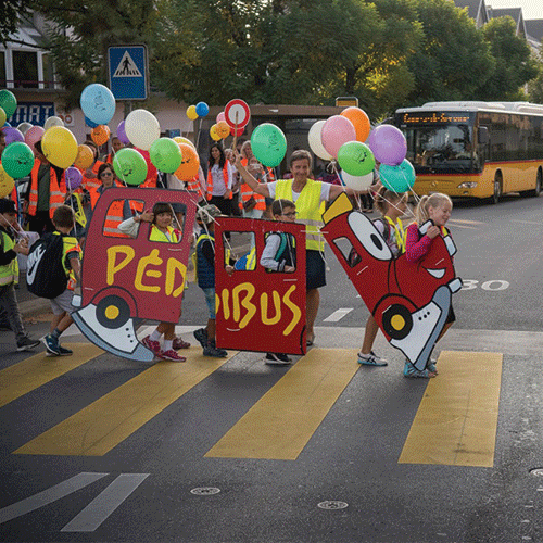 Emmener les enfants à l’école à pied en toute sécurité avec Pédibus.
