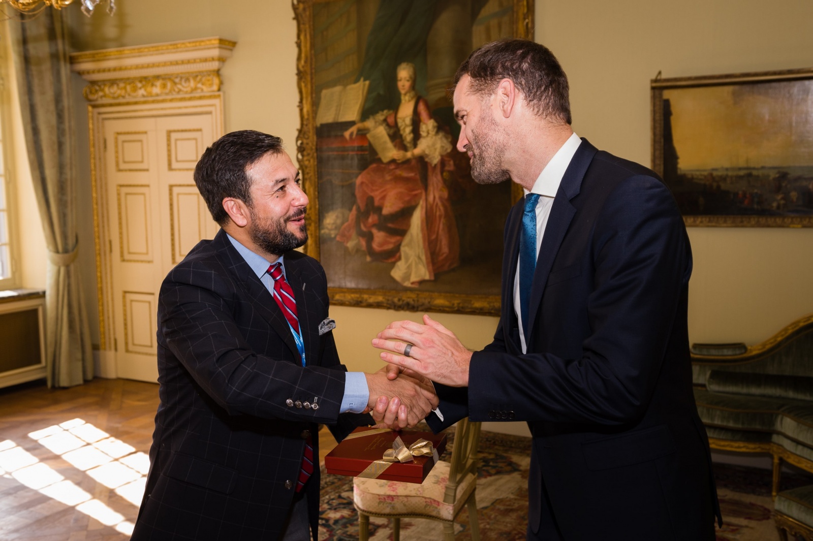 Remise du cadeau avec Monsieur l'Ambassadeur Nasir Ahmed ANDISH