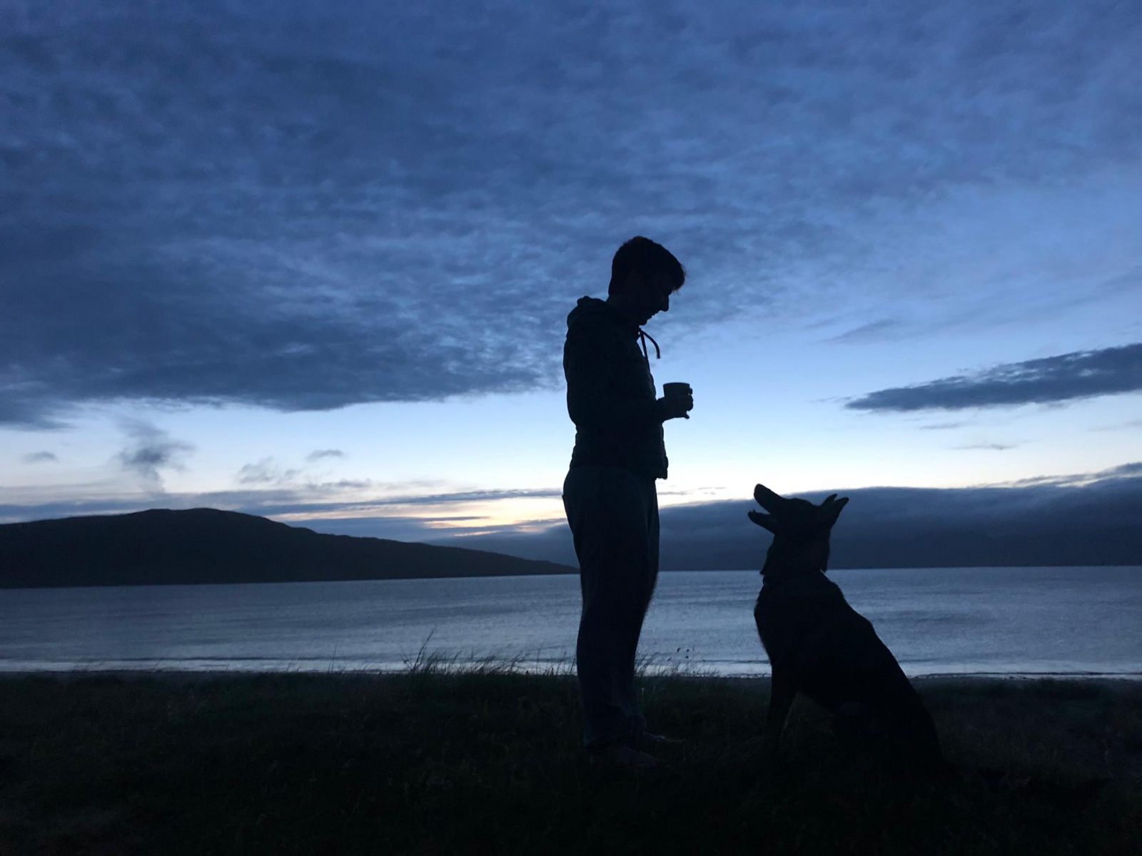 Nox et Fiona devant la mer