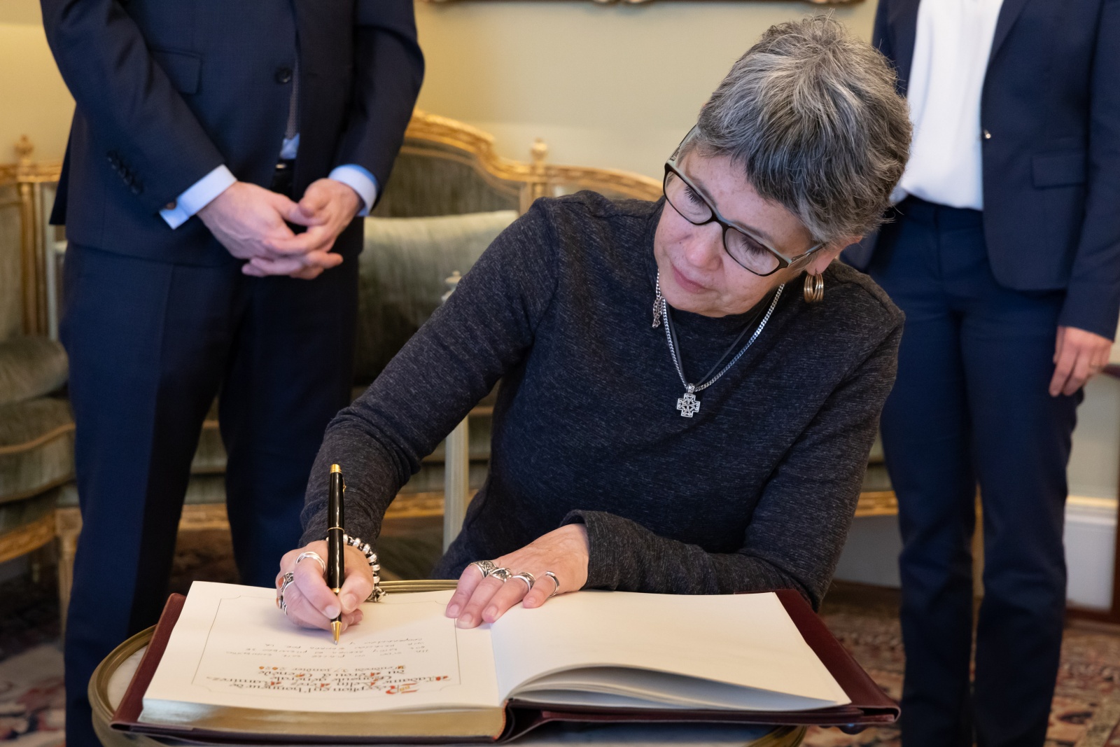 Signature du livre d'or par Madame 