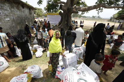 © CICR - Morshed, Seikh Mehedi. Des réfugiés de Rakhine avec la nourriture qu'ils ont reçue lors d'une distribution conjointe du CICR et du Croissant-Rouge du Bangladesh.