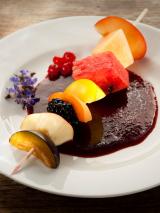 Brochettes de fruits et coulis de mûres