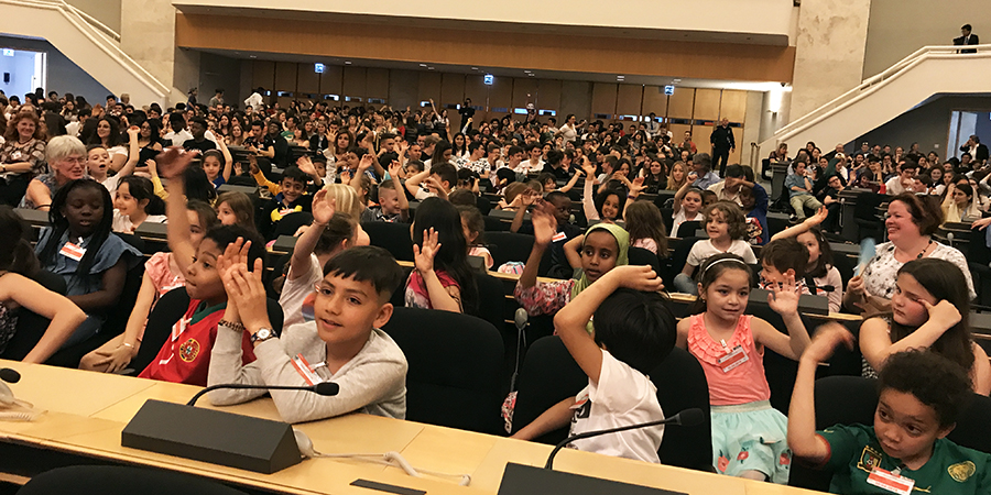 Dans la salle des Assemblées du Palis de Nations ...