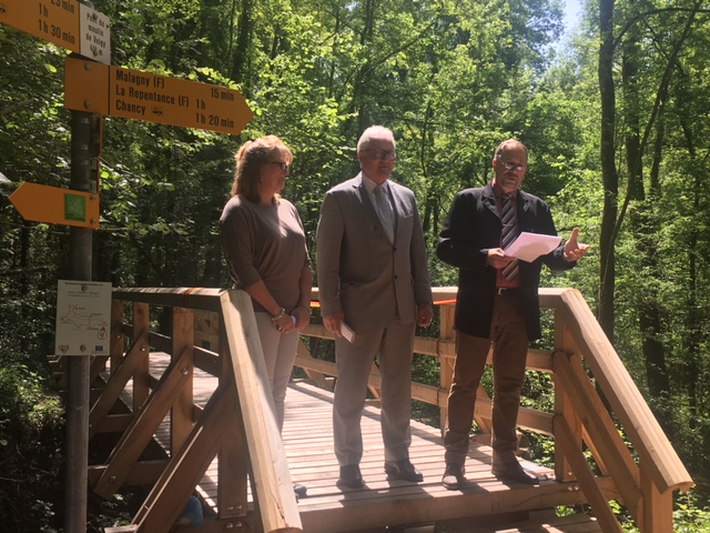 Inauguration de la passerelle des Fourches (Soral - Avusy). De gauche à droite, Anne Jaggy, adjointe au maire de Soral, Luc Barthassat Conseiller d'Etat chargé du département de l'evironnement, des transports et de l'agriculture, René Jemmely, maire d'Avusy.