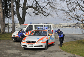 Policiers et voiture de police secours