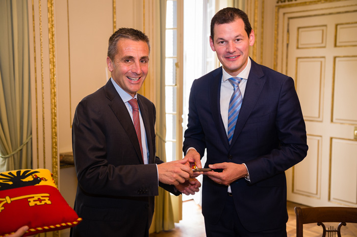 François Longchamp (à g.) remet la clé de la République à Pierre Maudet. Photo Cellence.