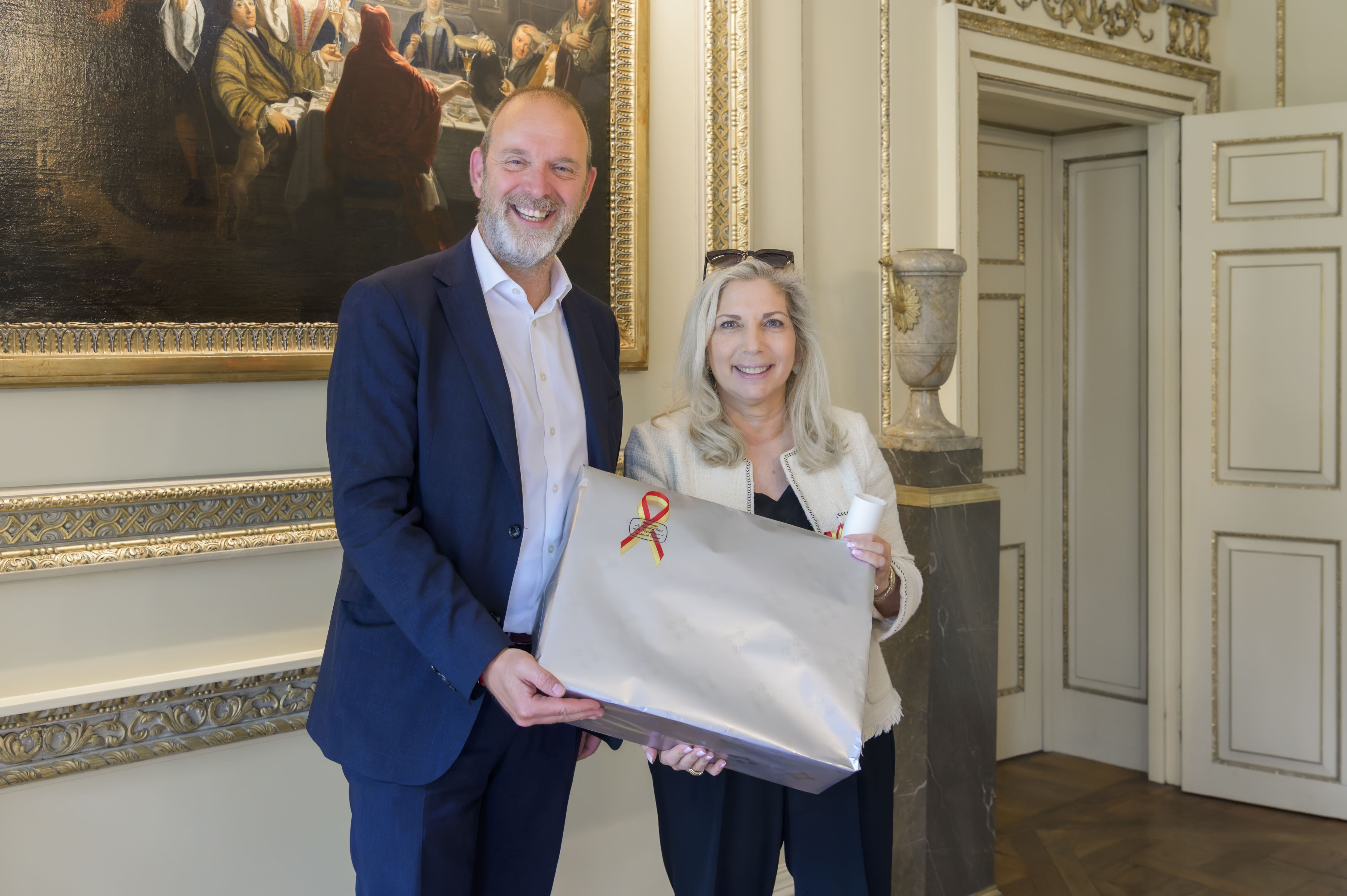 Cadeau remis à la présidente sortante Madame Nathalie Fontanet