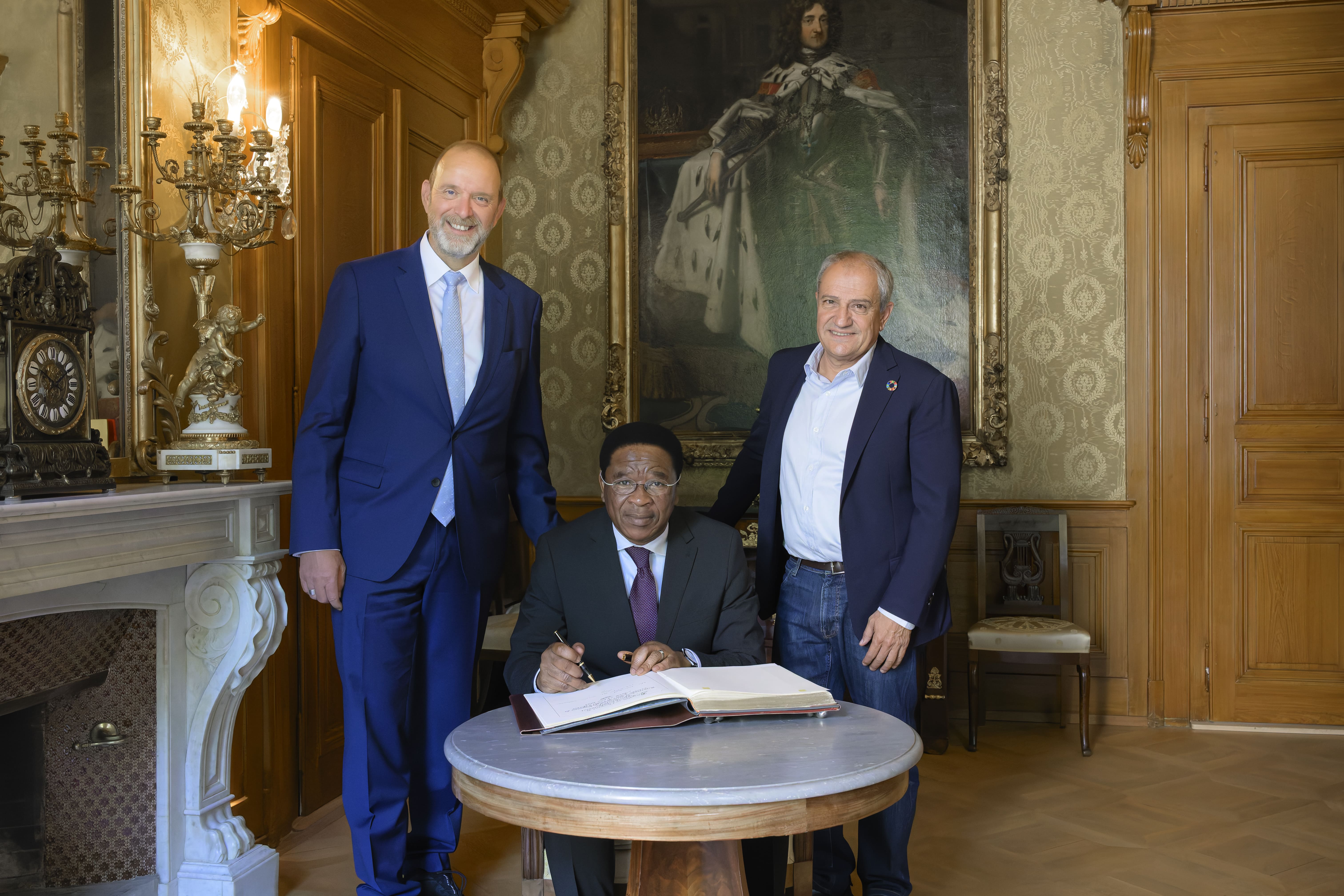 Signature du livre d'or 