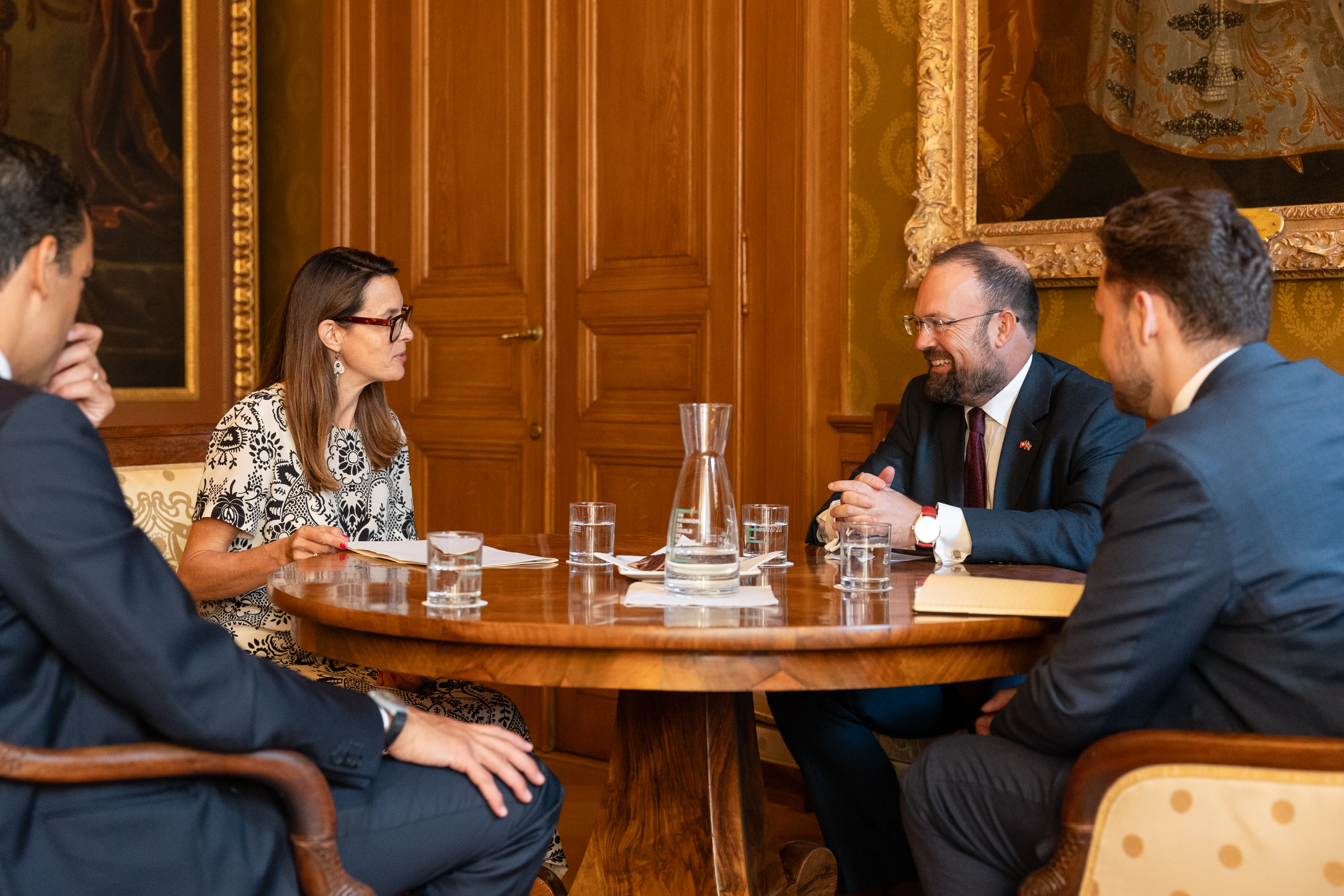 Discussion dans le salon jaune