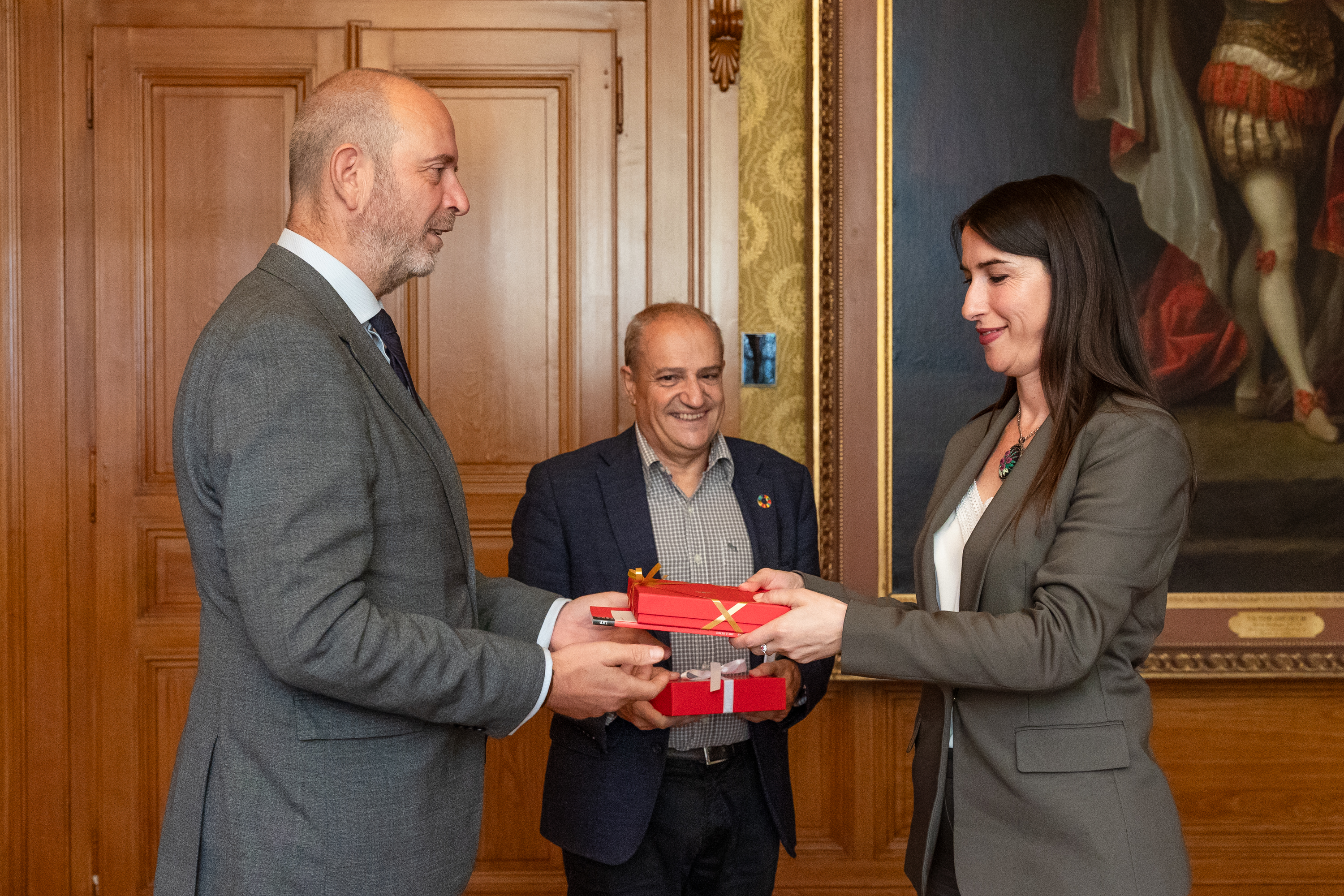 Remise du cadeau protocolaire 