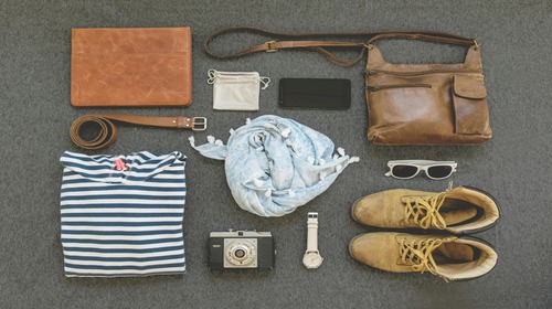 Accessoires de mode posés sur une table