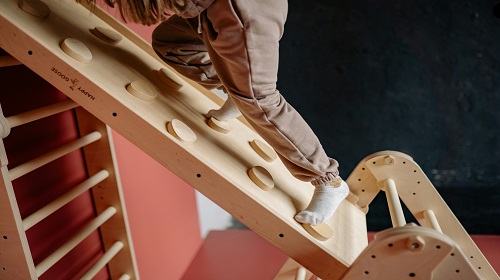 Enfant en train de grimper sur un module de gymnastique