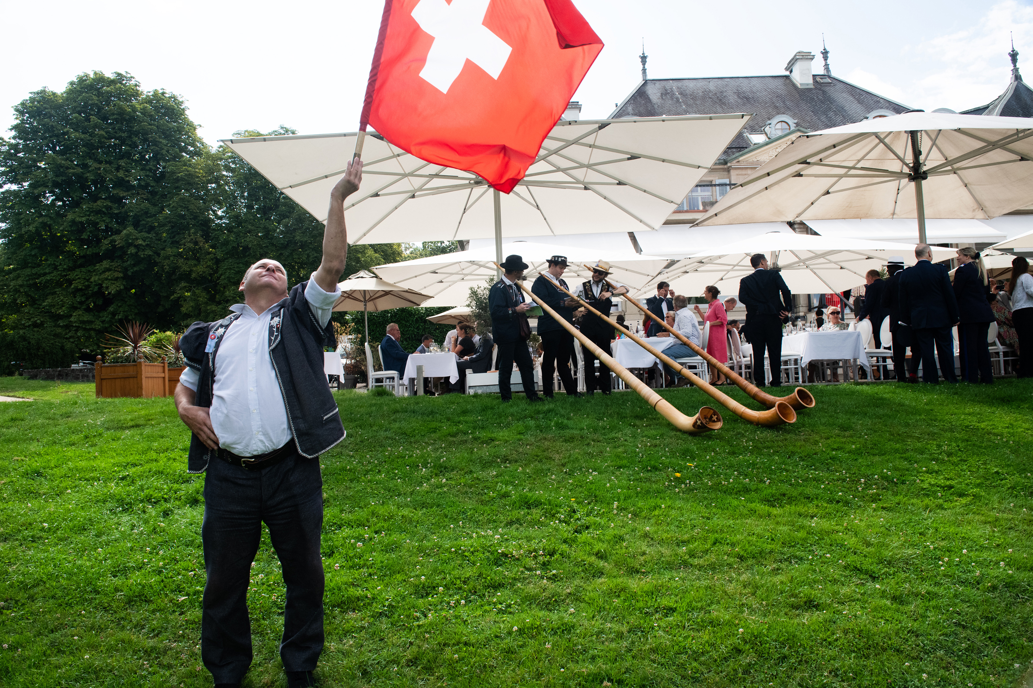 Cors des Alpes et lanceur de drapeau