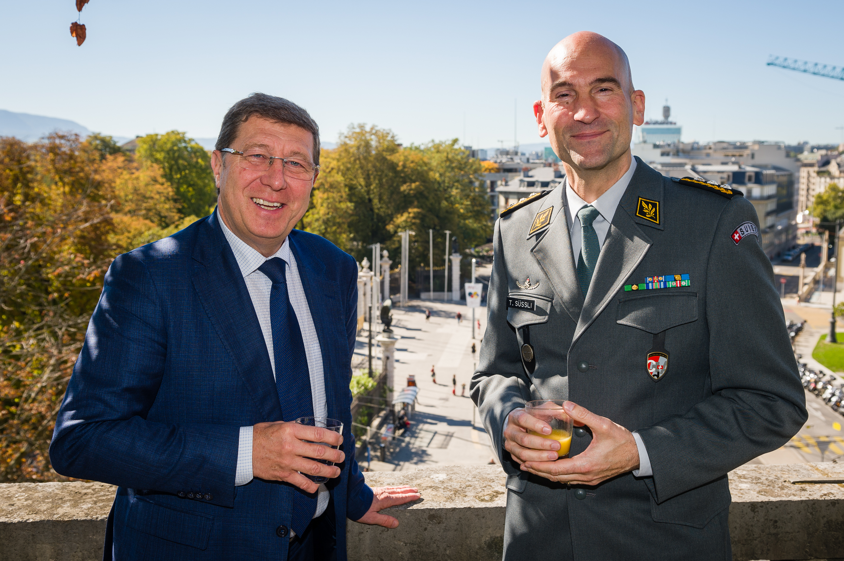 Monsieur Poggia et les officiers de l'Armée Suisse