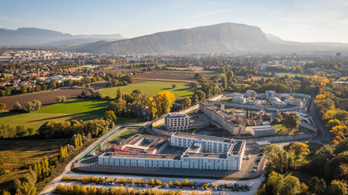 Vue aérienne des établissements pénitentiaires à Puplinge