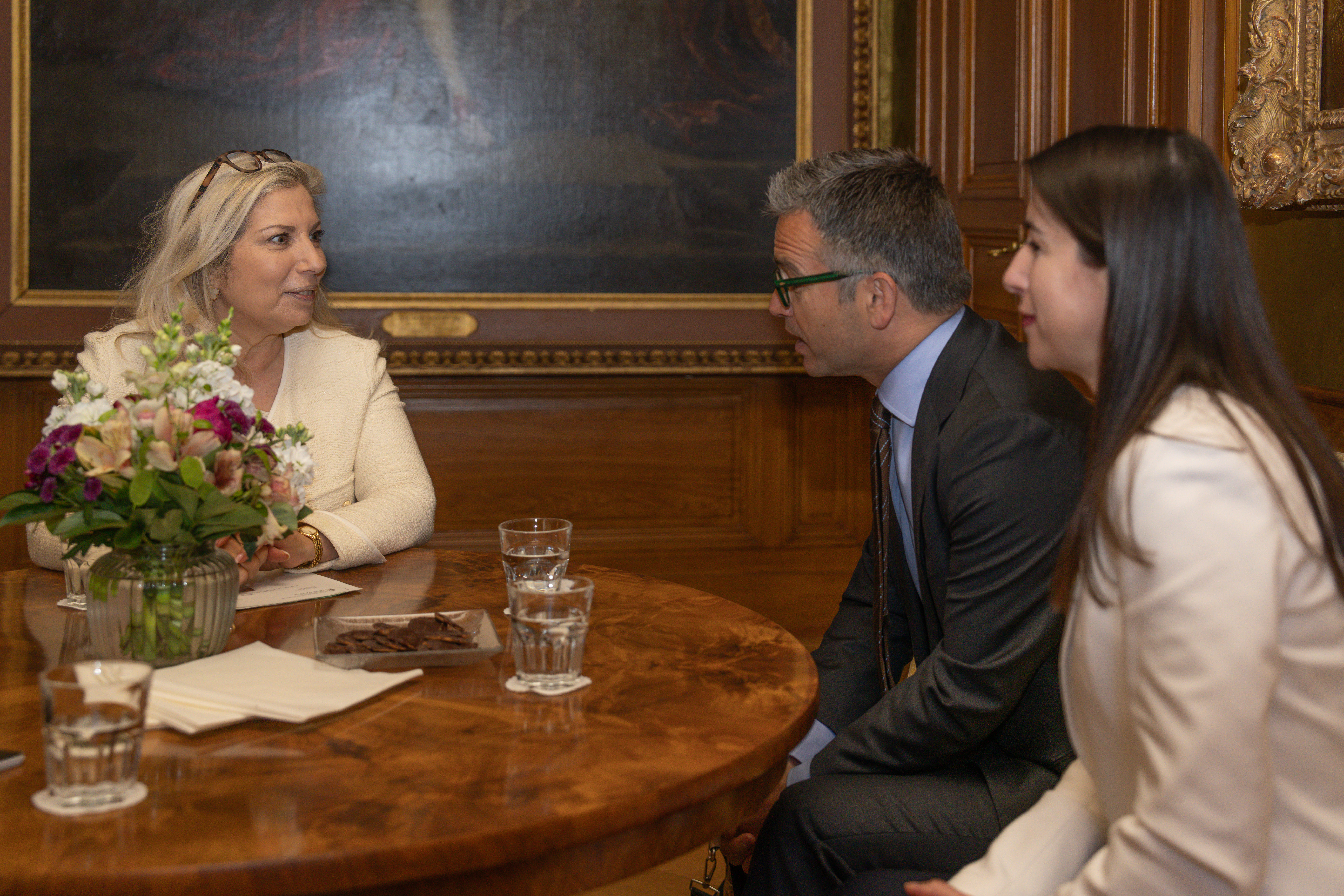 Discussion dans le salon jaune 