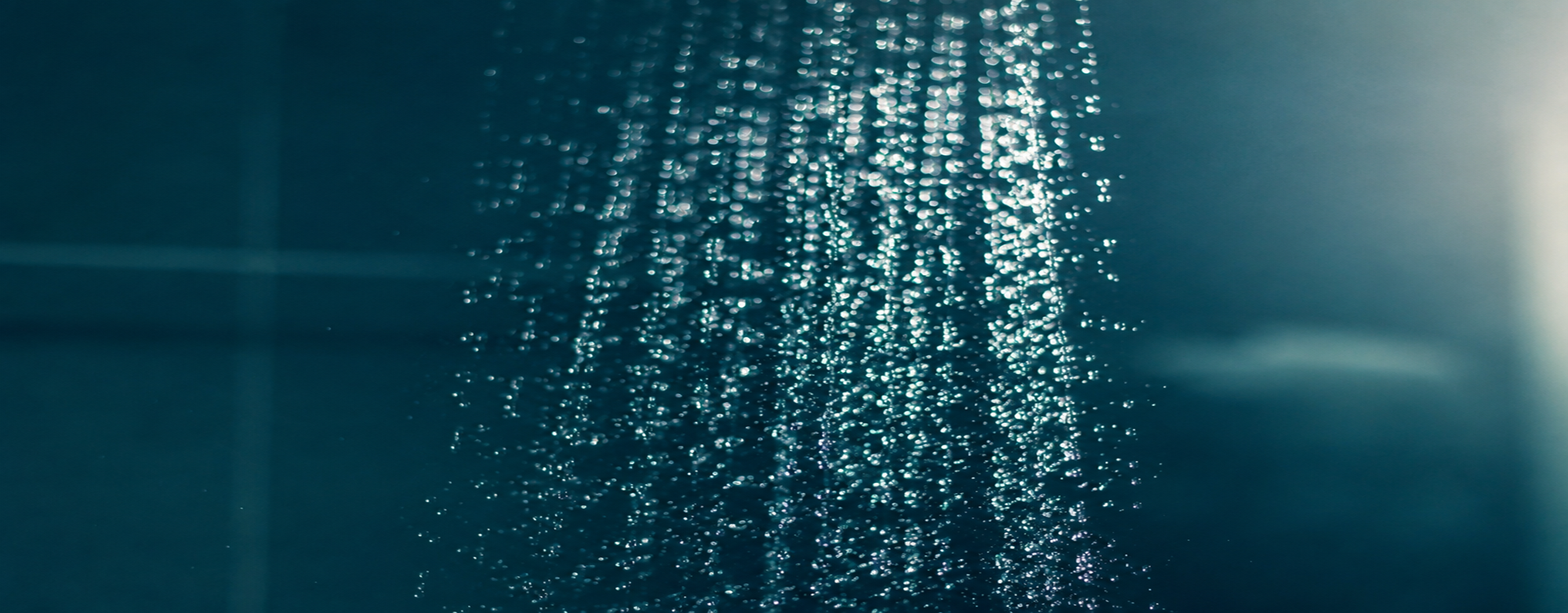 Goutelettes d'eau qui tombent