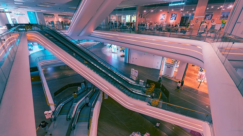 Intérieur d'un grand magasin, vue sur les accès