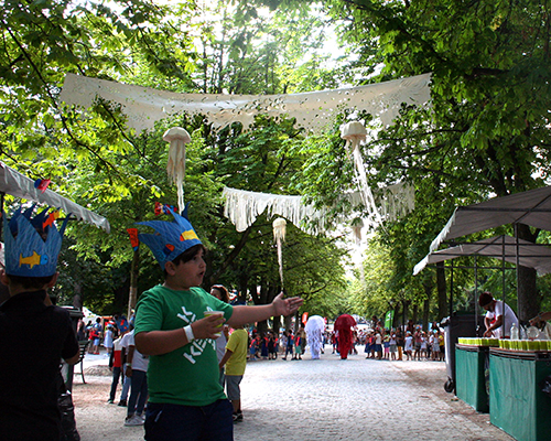 élèves et méduses dans le parc des Bastions