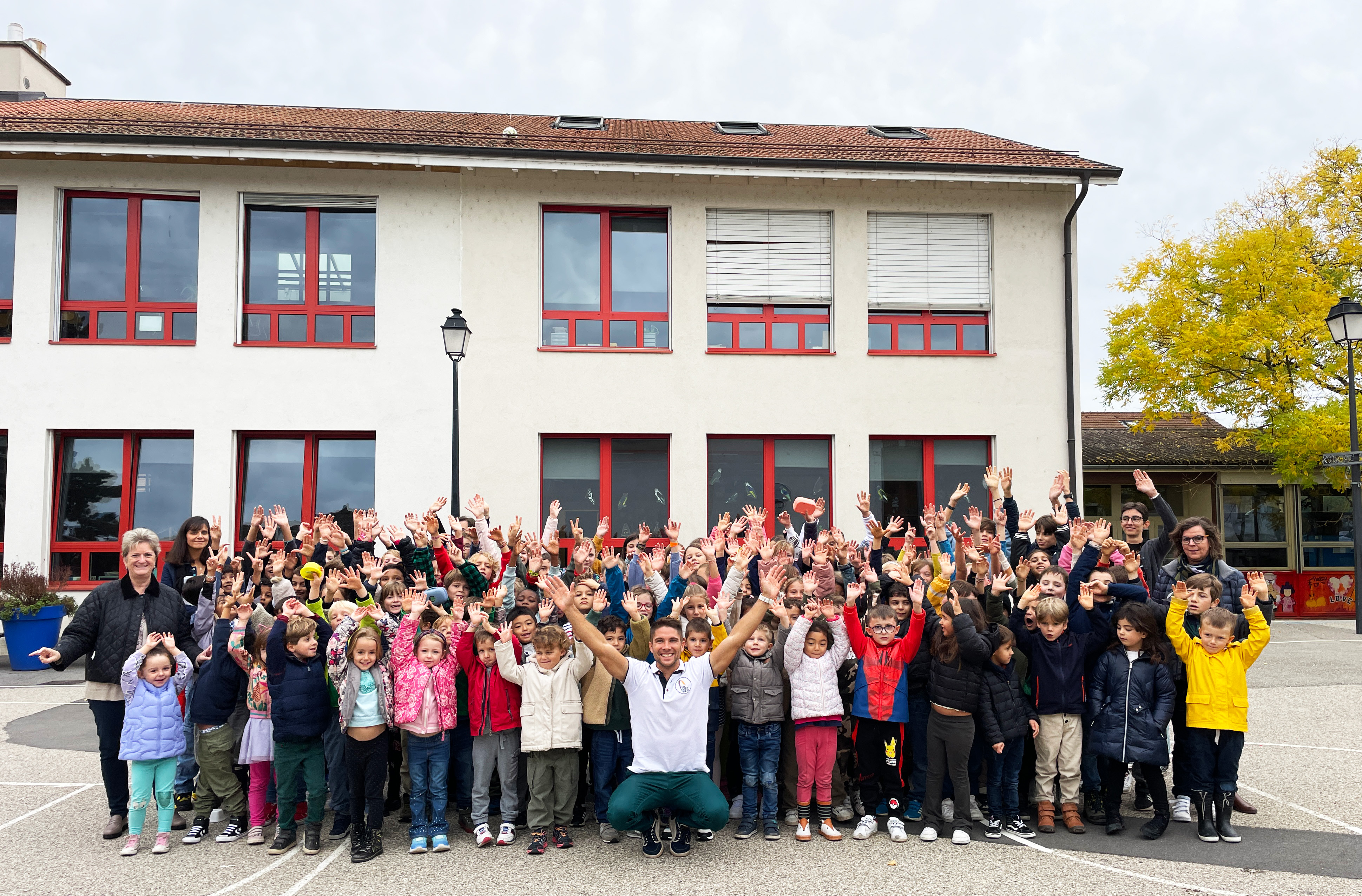 Les élèves de l'école de Collex-Bossy, avec Martin Dougoud