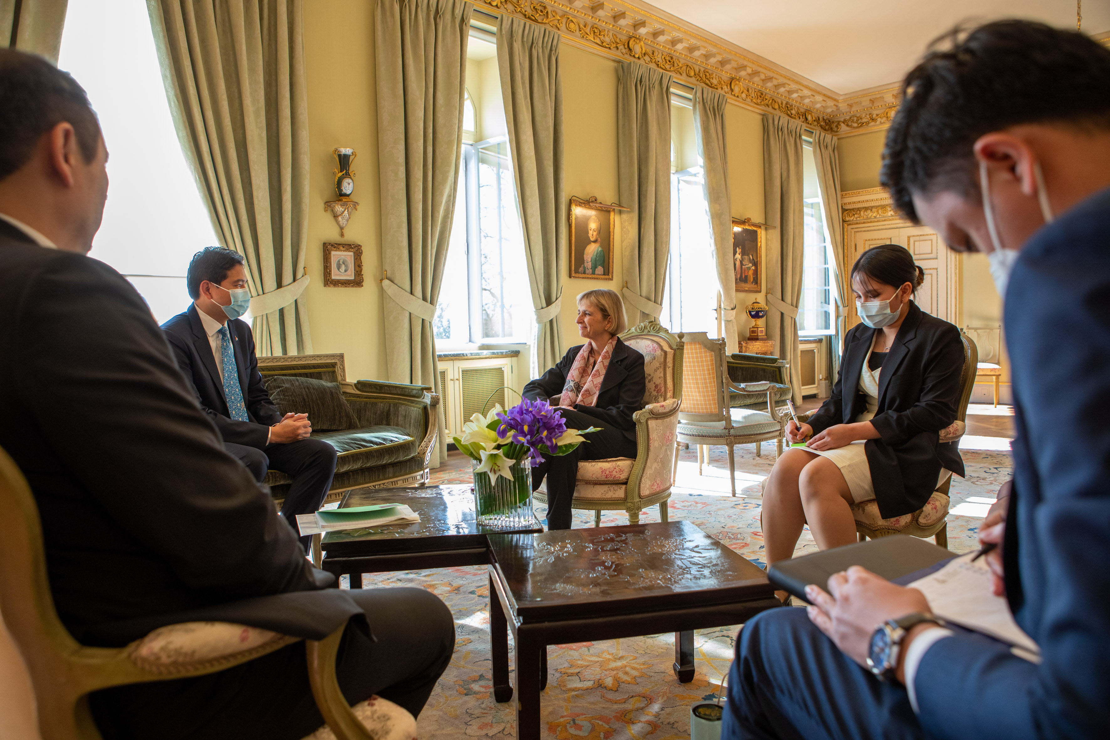 Discussions entre Madame Fabienne Fischer et Monsieur l'Ambassadeur Monsieur Sokkhoeurn An