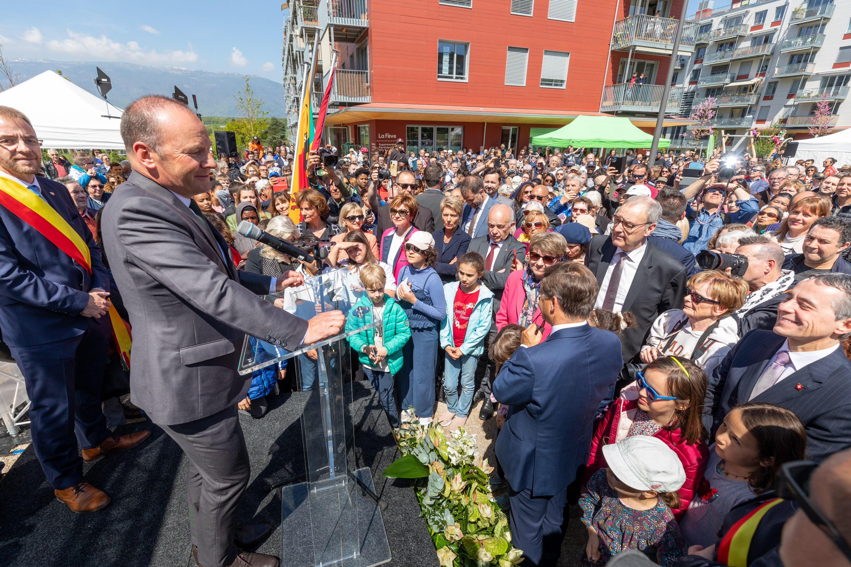 Discours de Monsieur Dal Busco avec la foule