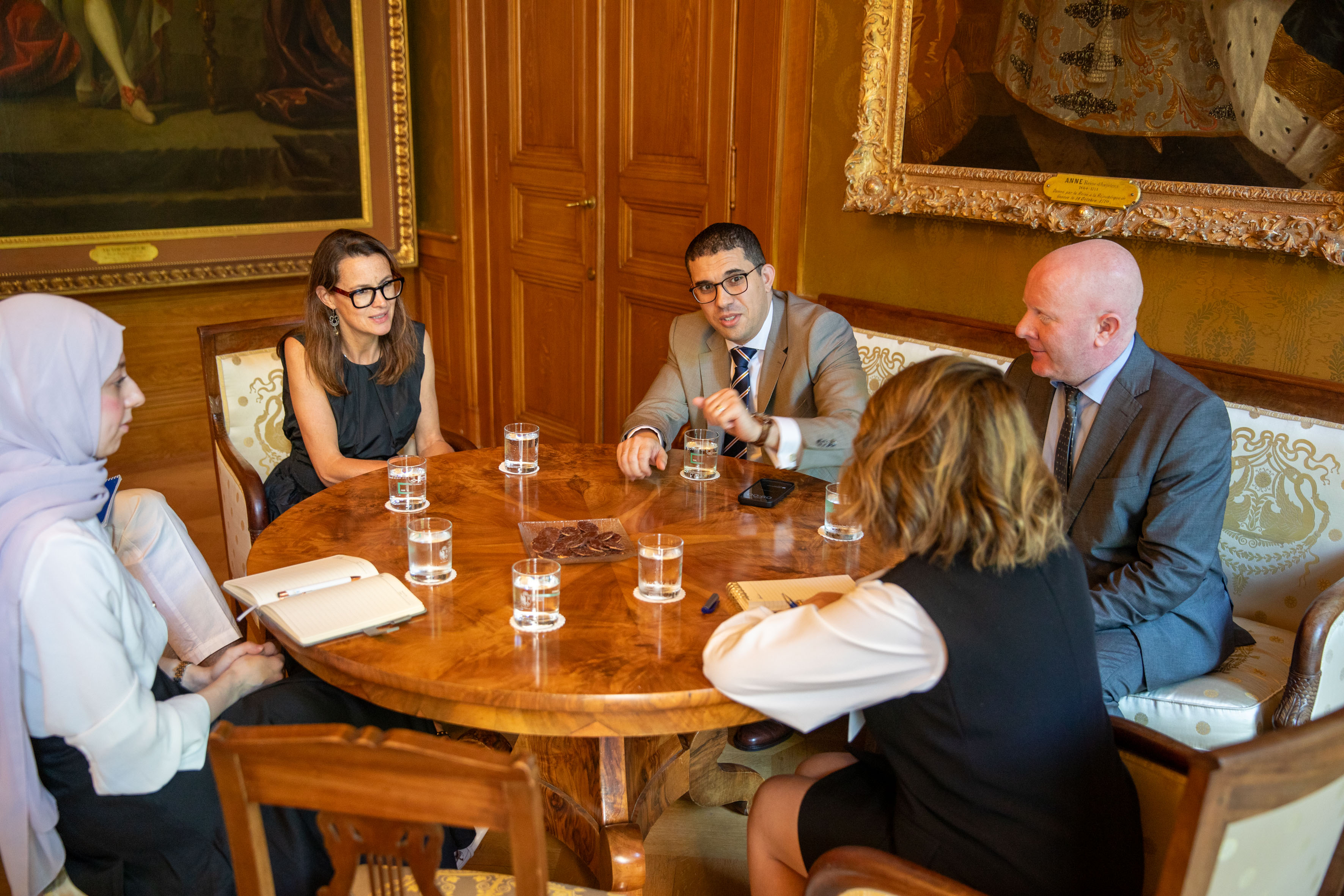Discussion dans le salon jaune