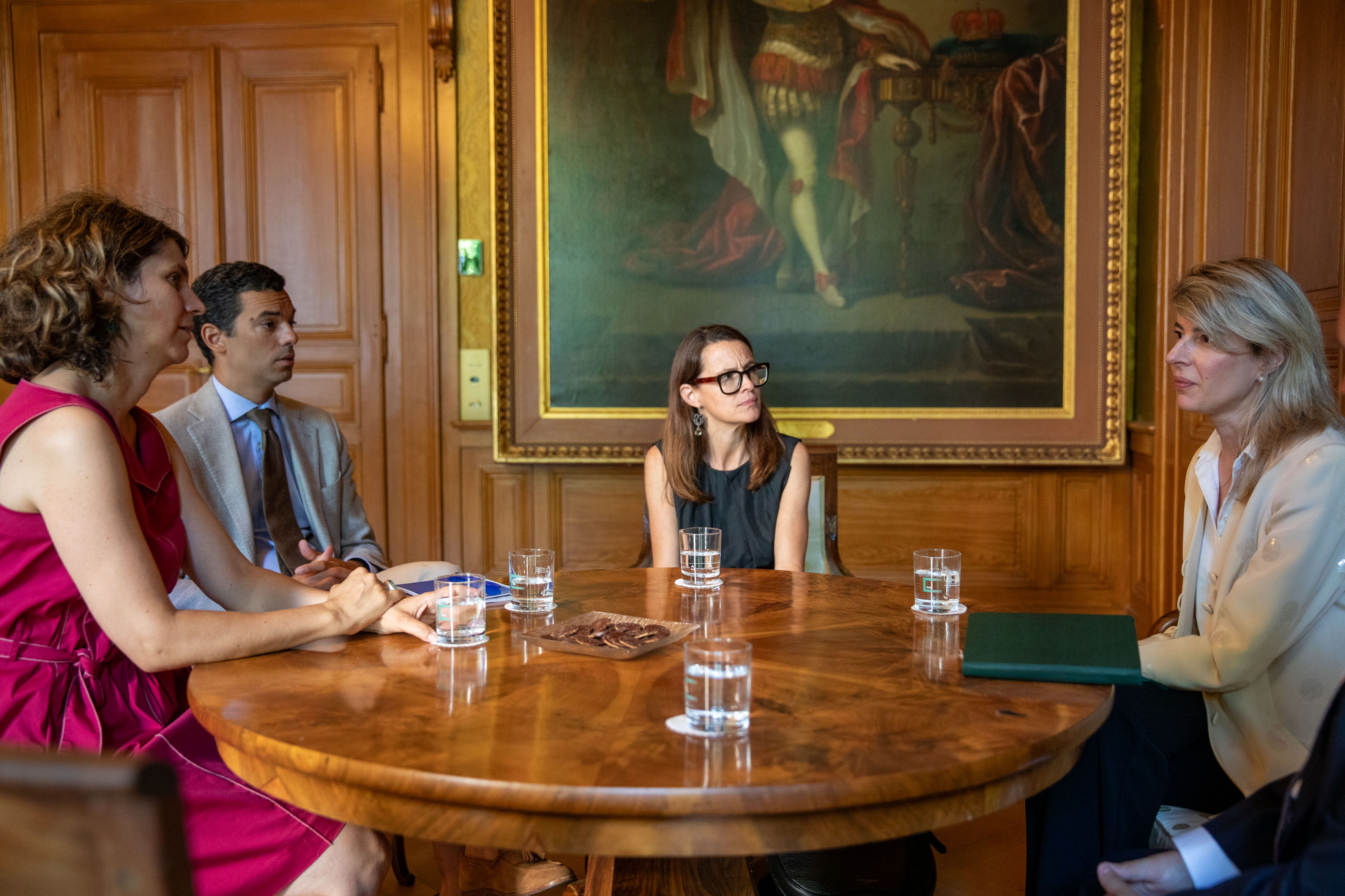 Discussion au salon jaune