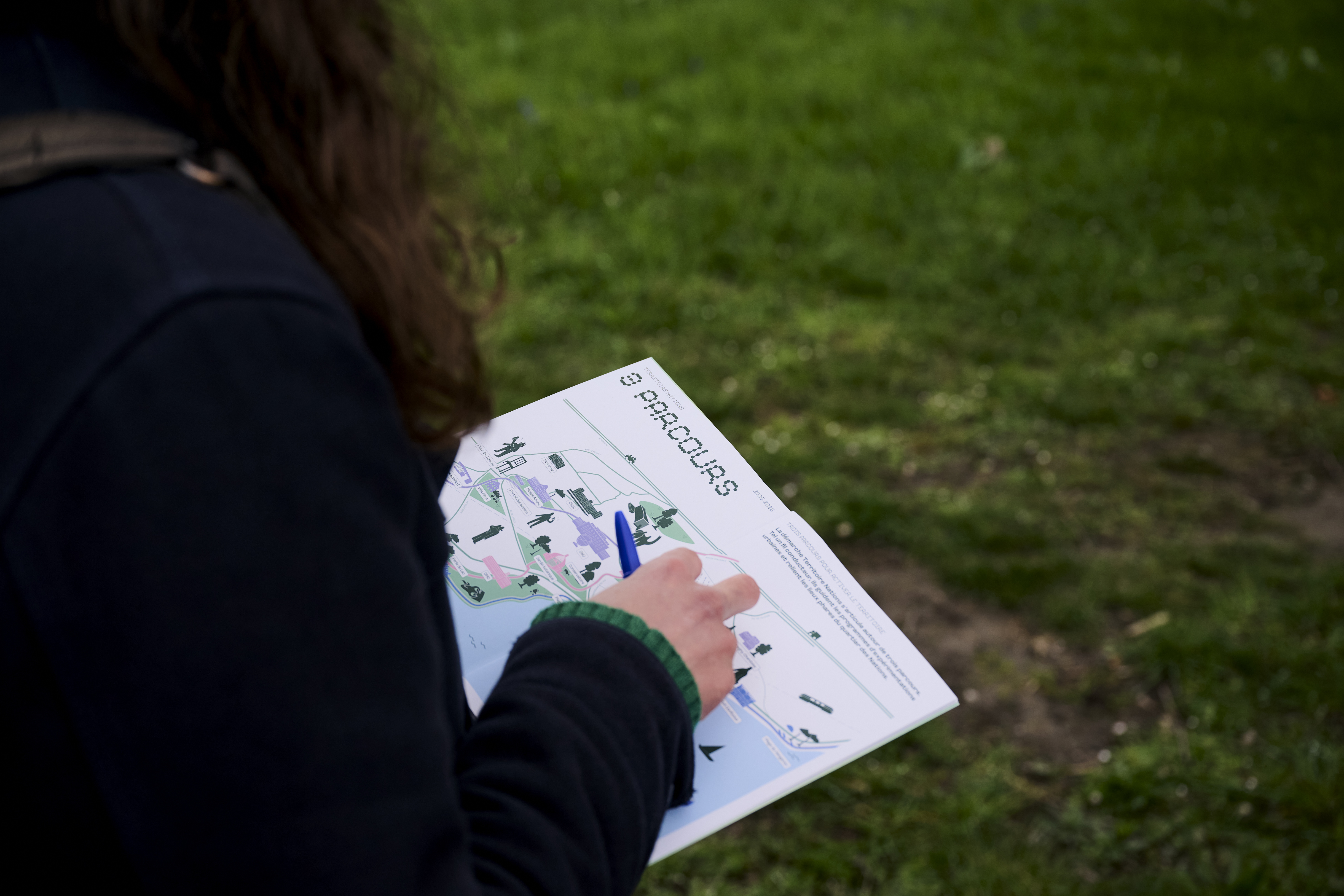 Personne consultant la carte des 3 parcours de Territoire Nations