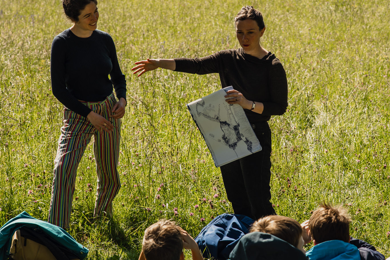 Animatrices parlant aux enfants lors de l'atelier Marche et cueillette - photo Nolwenn Pernin