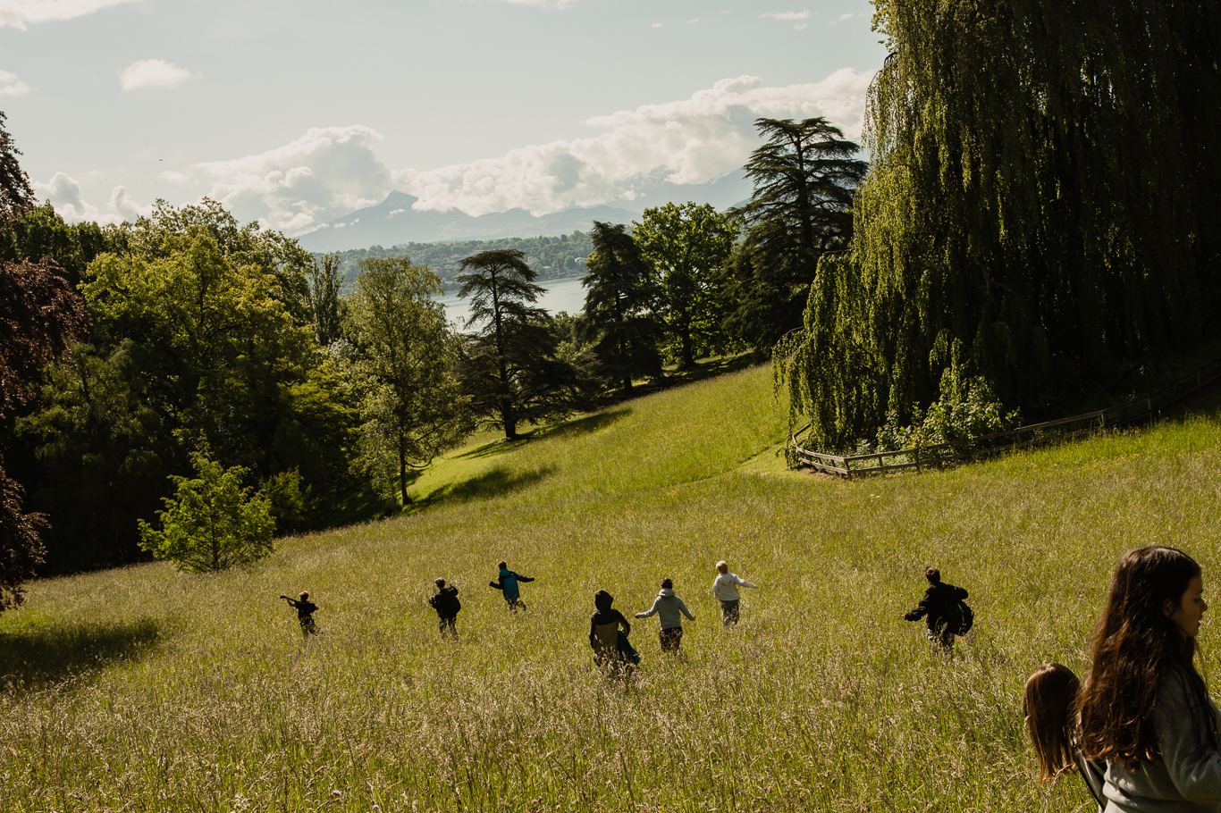 Enfants courant dans la prairie lors de l'atelier Marche et cueillette - photo Nolwenn Pernin