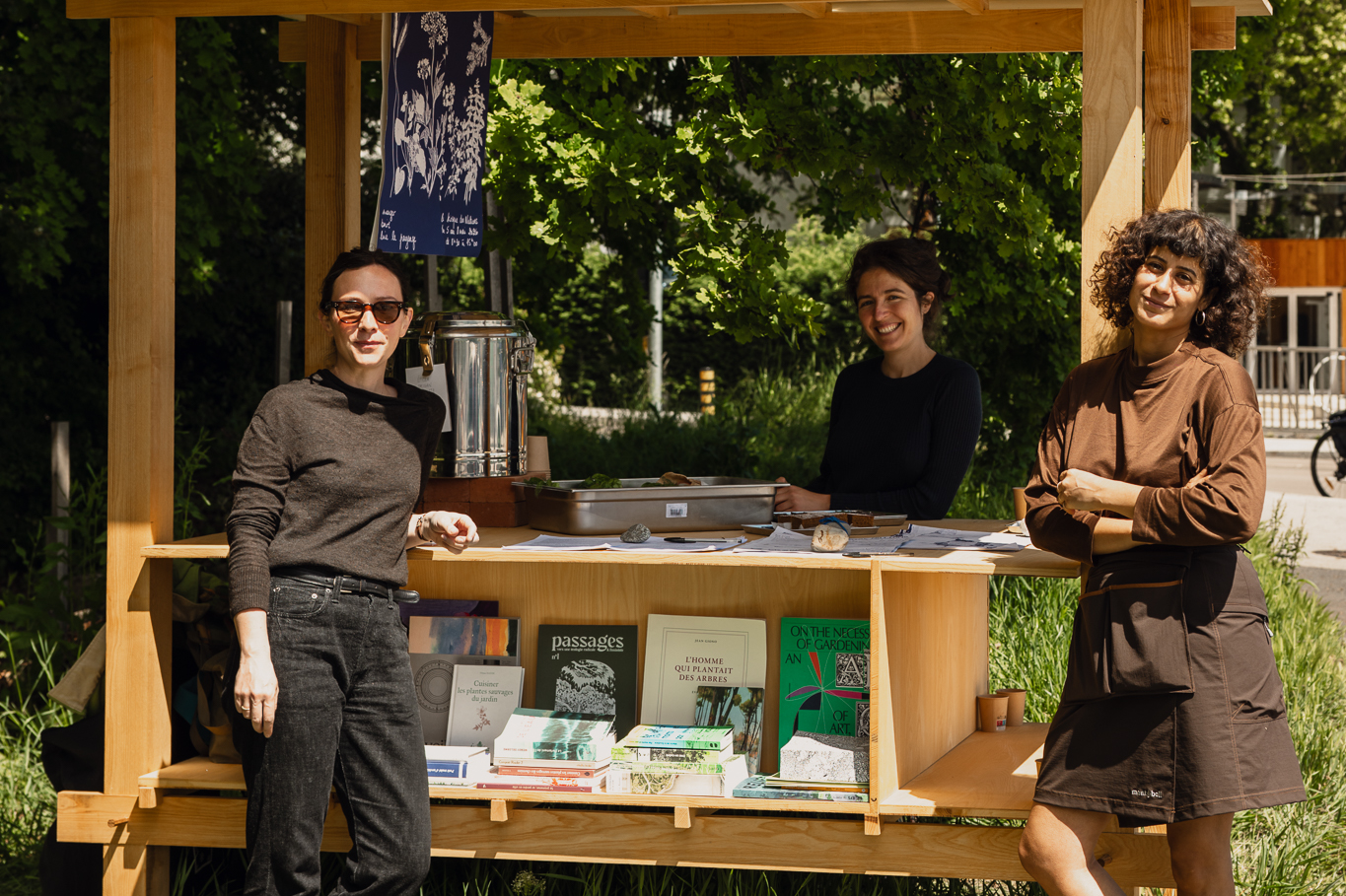 3 personnes devant le kiosque en bois des Nations - photo: Nolwenn Pernin