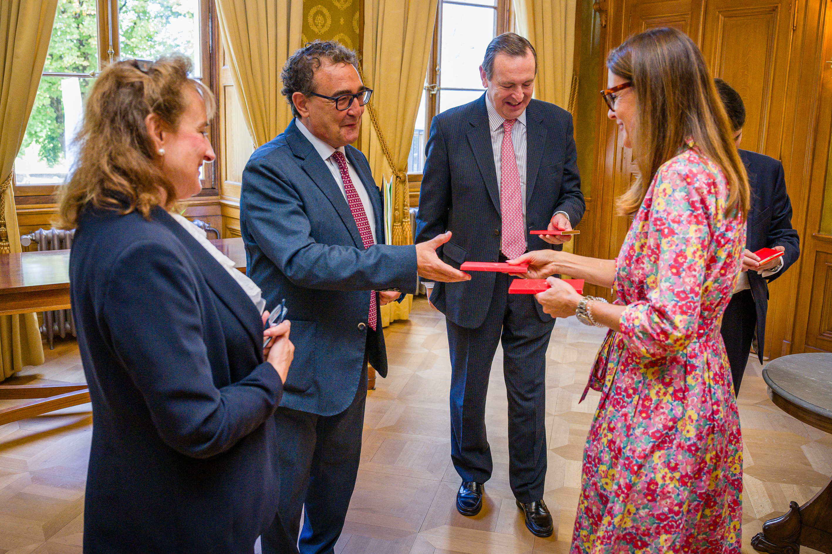 Remise de cadeaux protocolaires