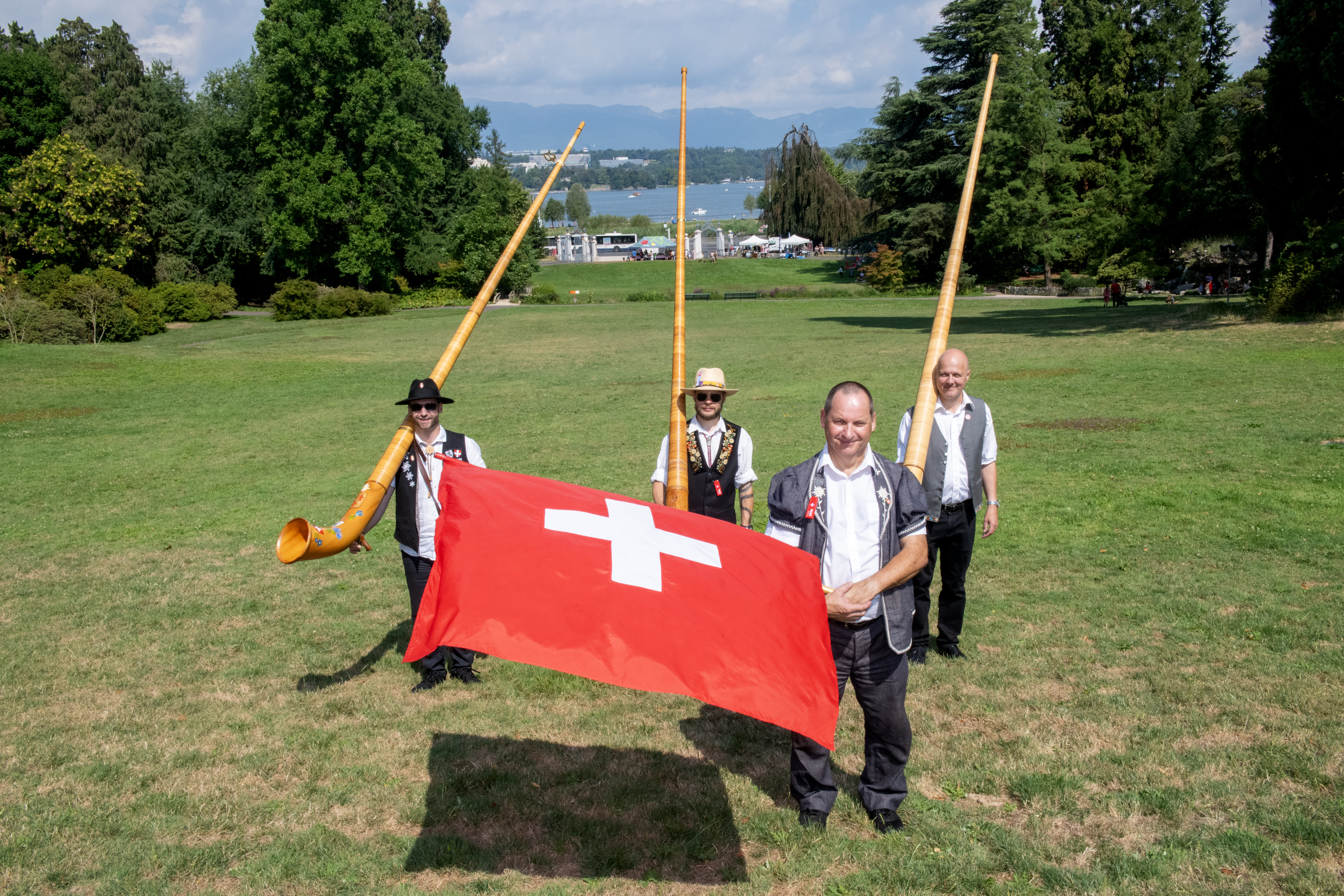 Lanceur de drapeau et cors des Alpes