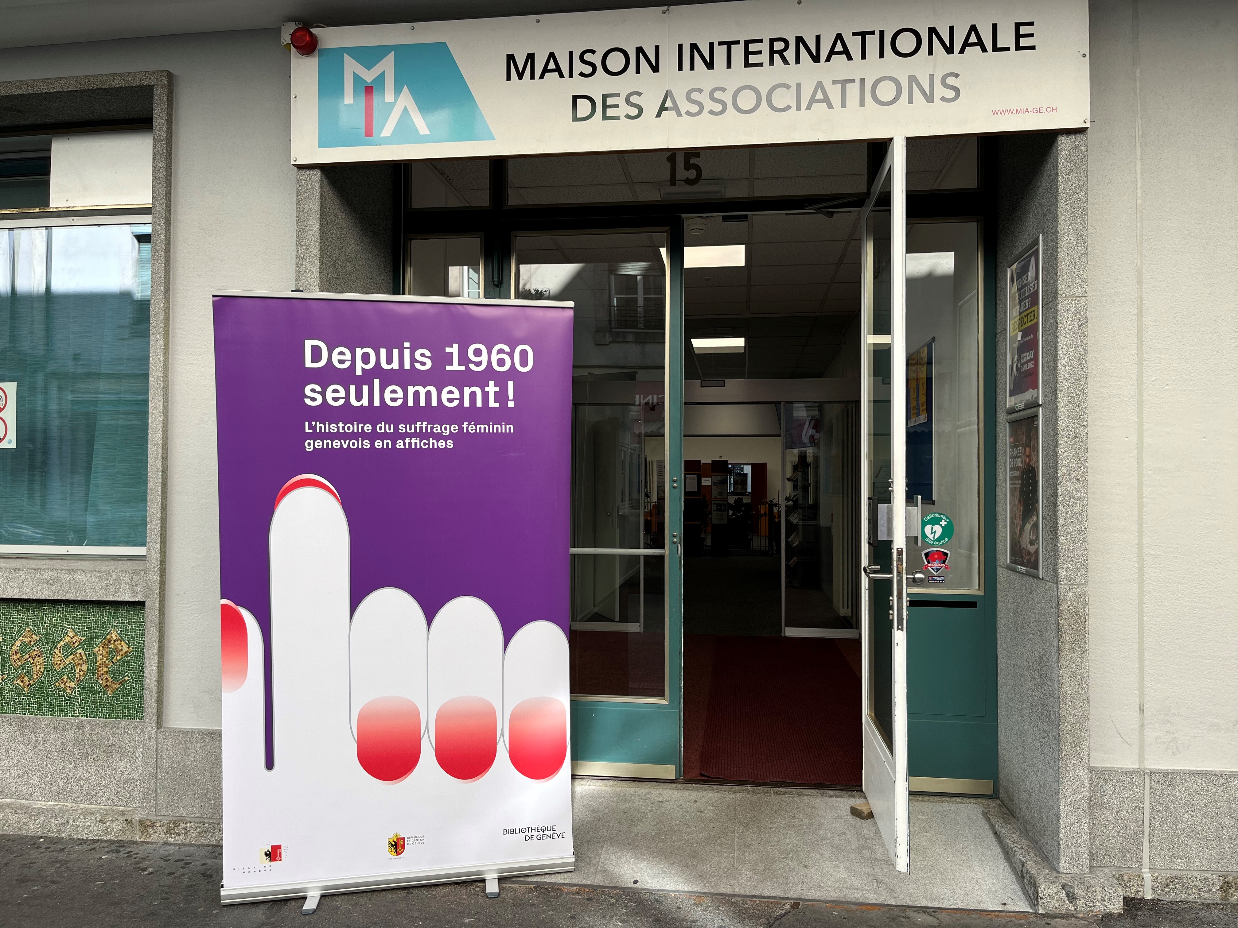 affiche de l'exposition devant la maison des associations