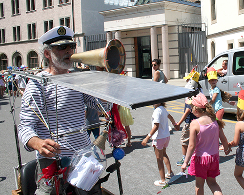 capitaine de marine avec un mégaphone