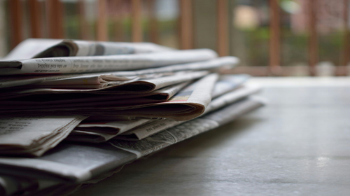 Image de journaux posés sur une table