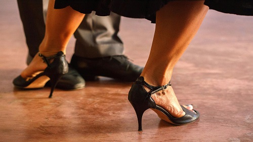 Image des pieds d'un couple en train de danser la salsa