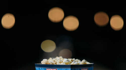 Image de pop corn, dans une salle de cinéma sombre
