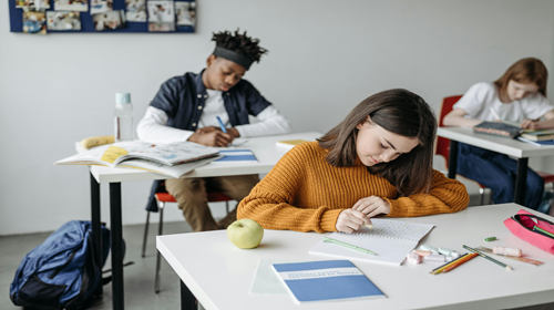 Jeunes en train de passer un examen