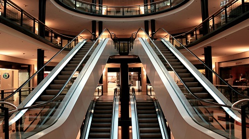 Image d'escalators dans un centre commercial